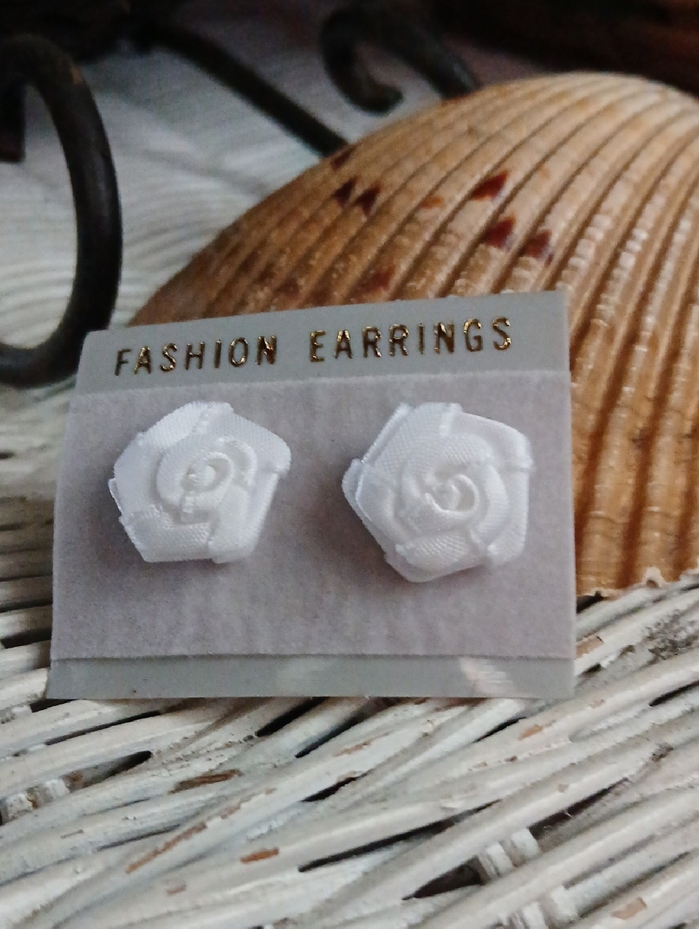 E2747 Dainty Unique White Ribbon Rosette Post Back Fashion Earringsÿ